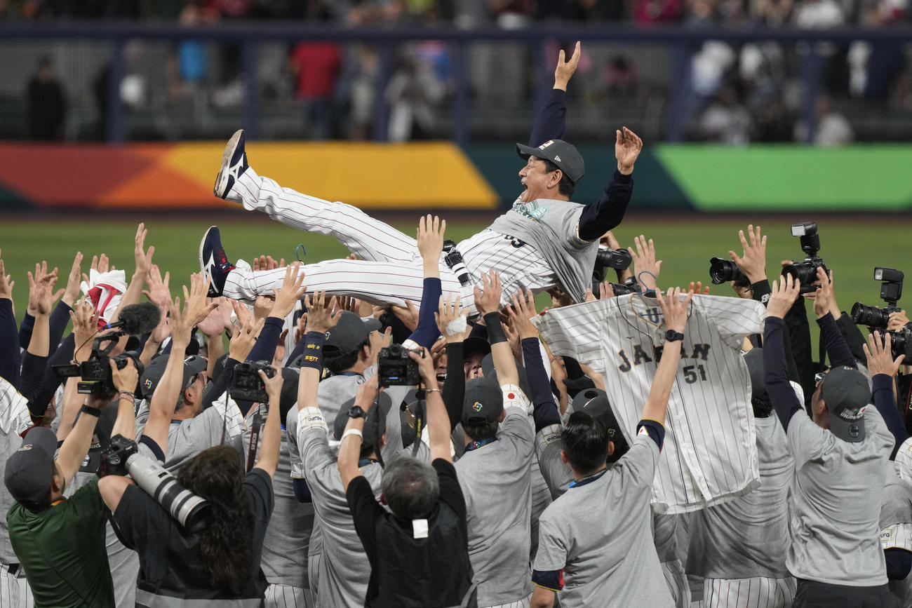 【WBC】侍ジャパン栗山英樹監督10度宙を舞う、両手を広げ悲願の世界一奪還の喜び実感 - WBC2023写真ニュース : 日刊スポーツ