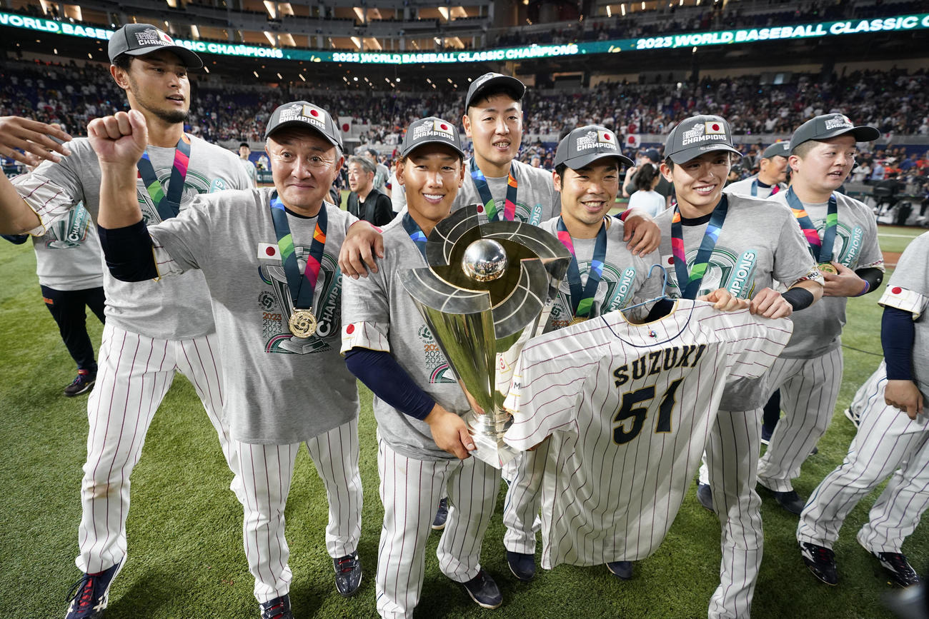 【WBC】侍ジャパン栗山英樹監督10度宙を舞う、両手を広げ悲願の世界一奪還の喜び実感 - WBC2023写真ニュース : 日刊スポーツ