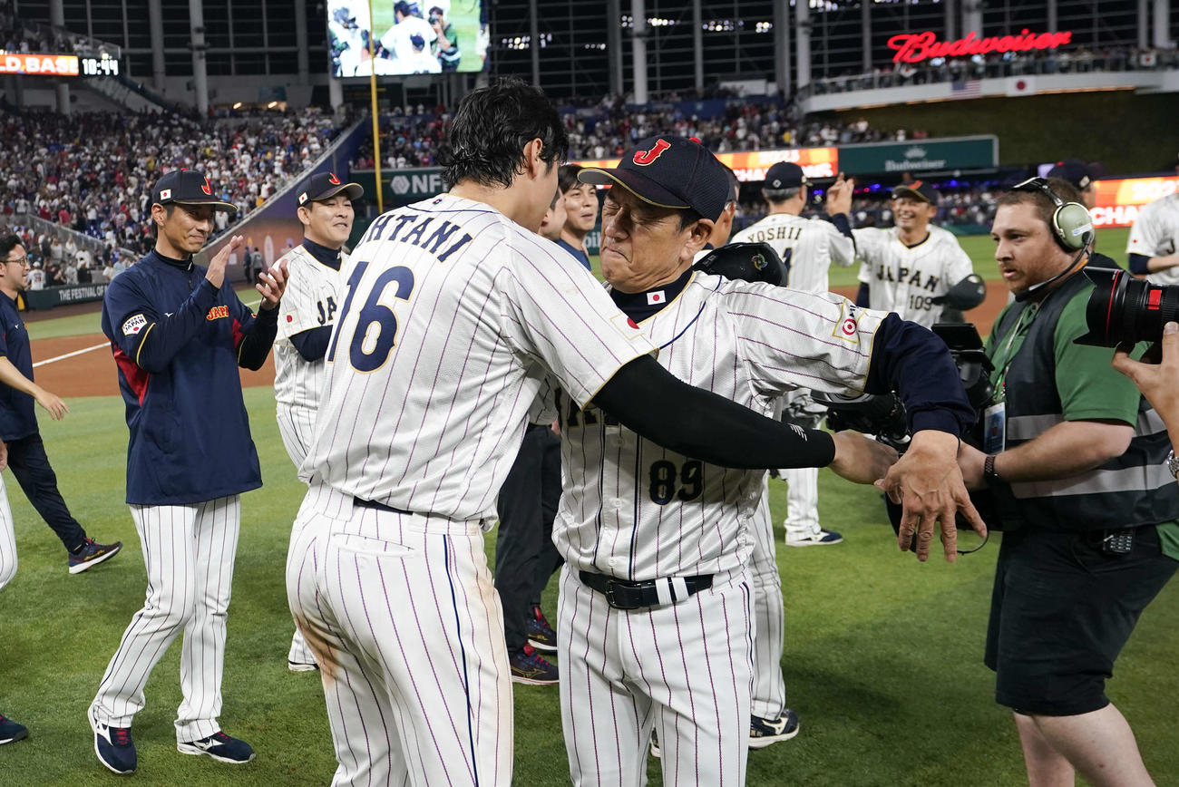 【WBC】侍ジャパン栗山英樹監督10度宙を舞う、両手を広げ悲願の世界一奪還の喜び実感 - WBC2023写真ニュース : 日刊スポーツ