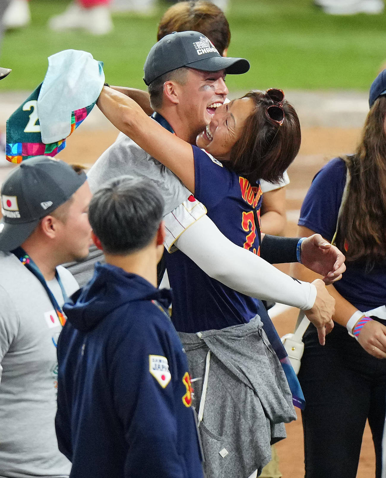 日本対米国　優勝したヌートバー（左）は母久実子さんと笑顔で抱き合う（撮影・垰建太）