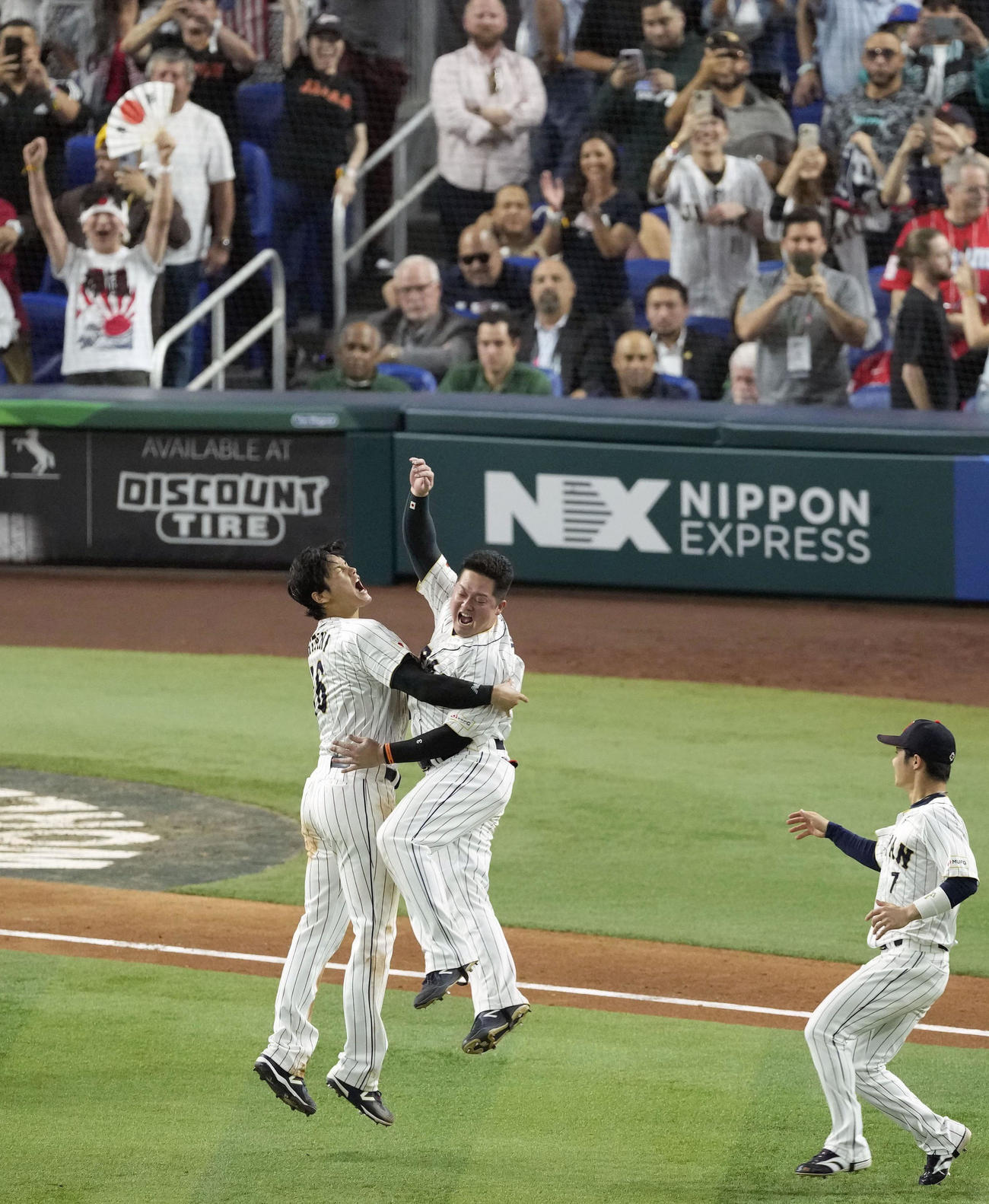 米国を破って優勝を果たし、牧（中央）と抱き合って喜ぶ大谷（共同）