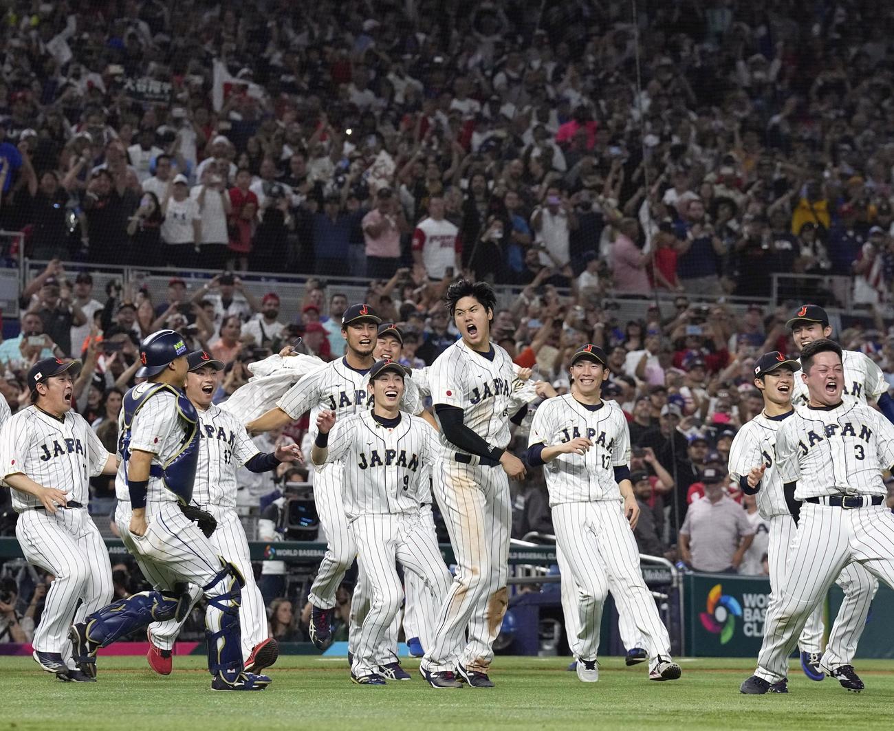 WBCで優勝を果たし、大谷（中央）のもとに駆け寄る日本ナイン（共同）