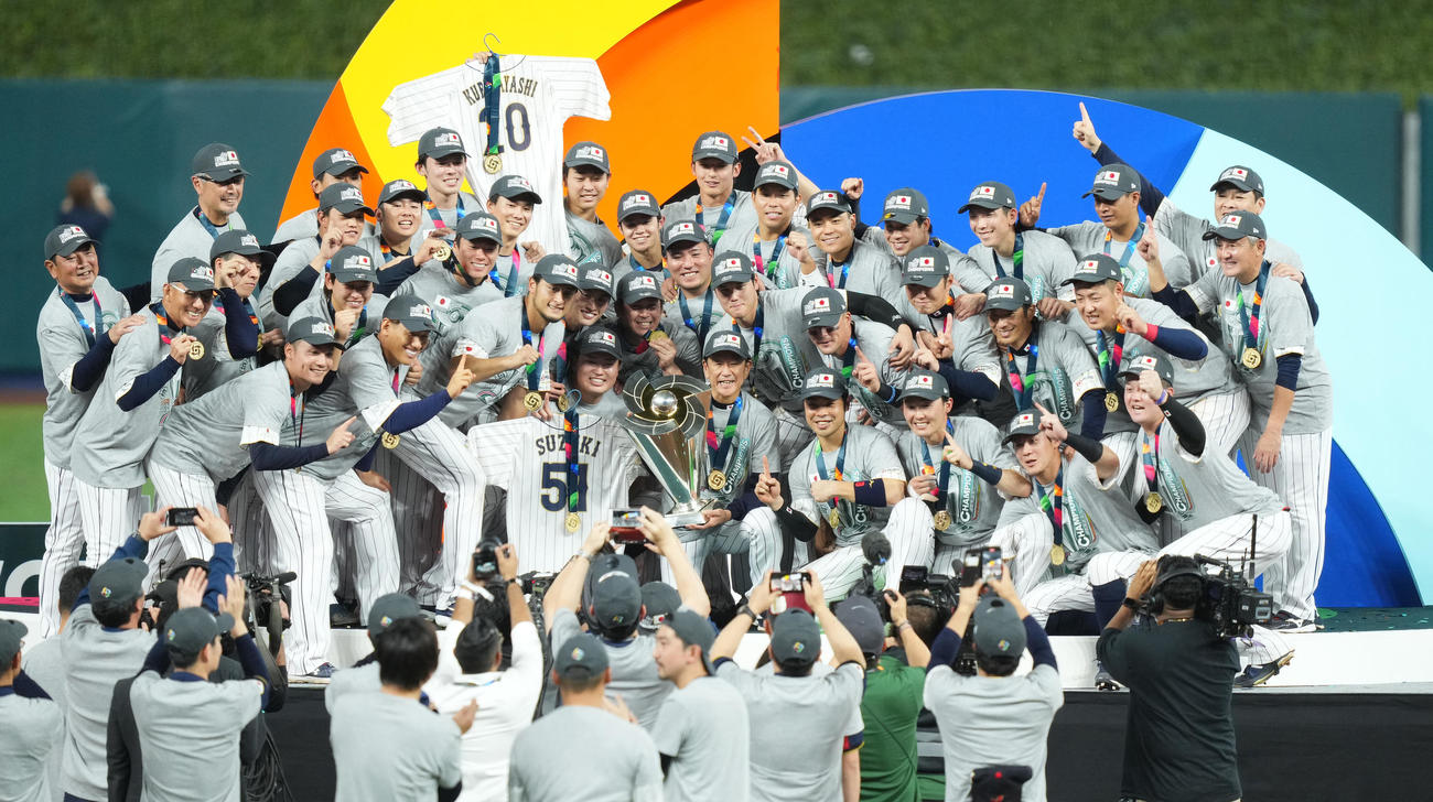 世界一を決め、栗山監督を中心に記念写真に納まる日本の選手たち（撮影・菅敏）