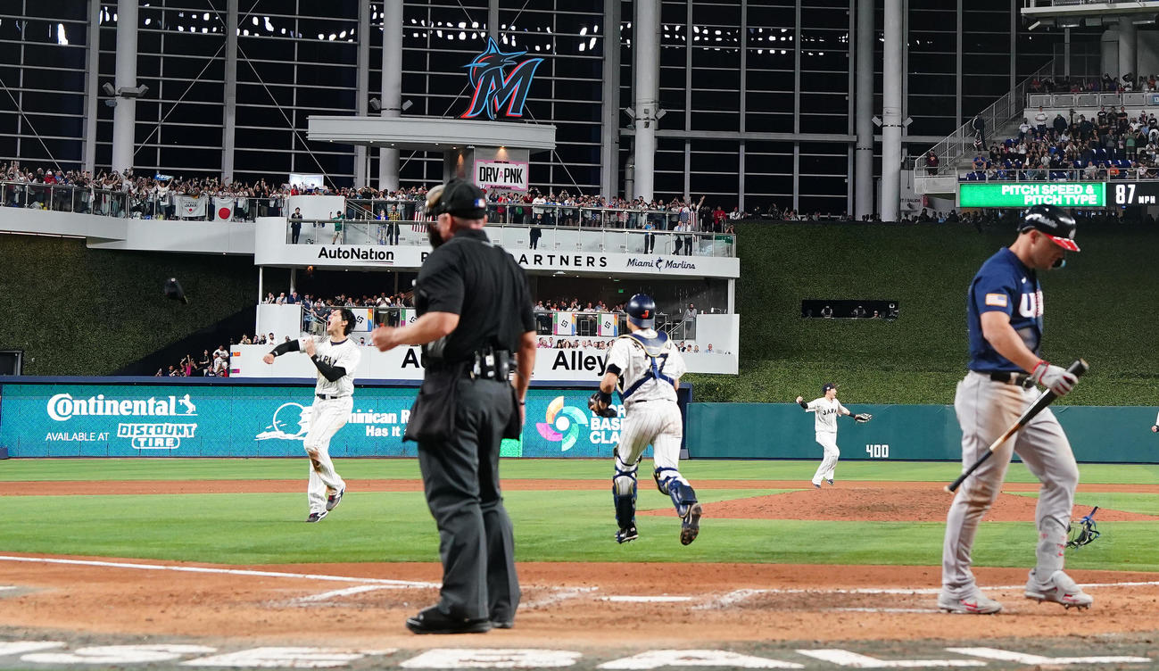 日本対米国　9回、トラウト（手前）を三振に仕留め世界一を決めた大谷は、帽子を投げる（撮影・菅敏）