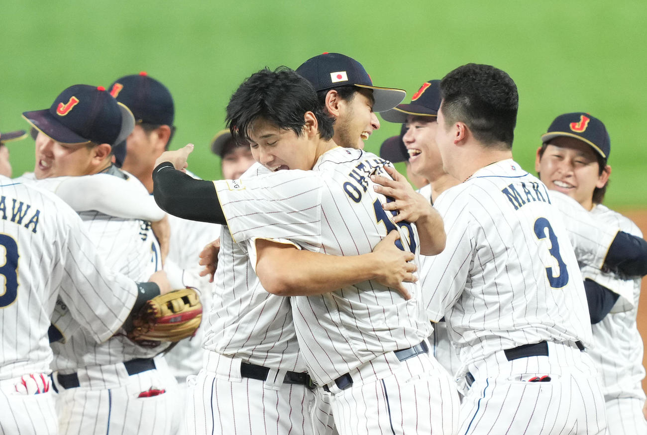 世界一を決め、歓喜の輪の中でダルビッシュ（中央右）と抱き合う大谷（撮影・菅敏）
