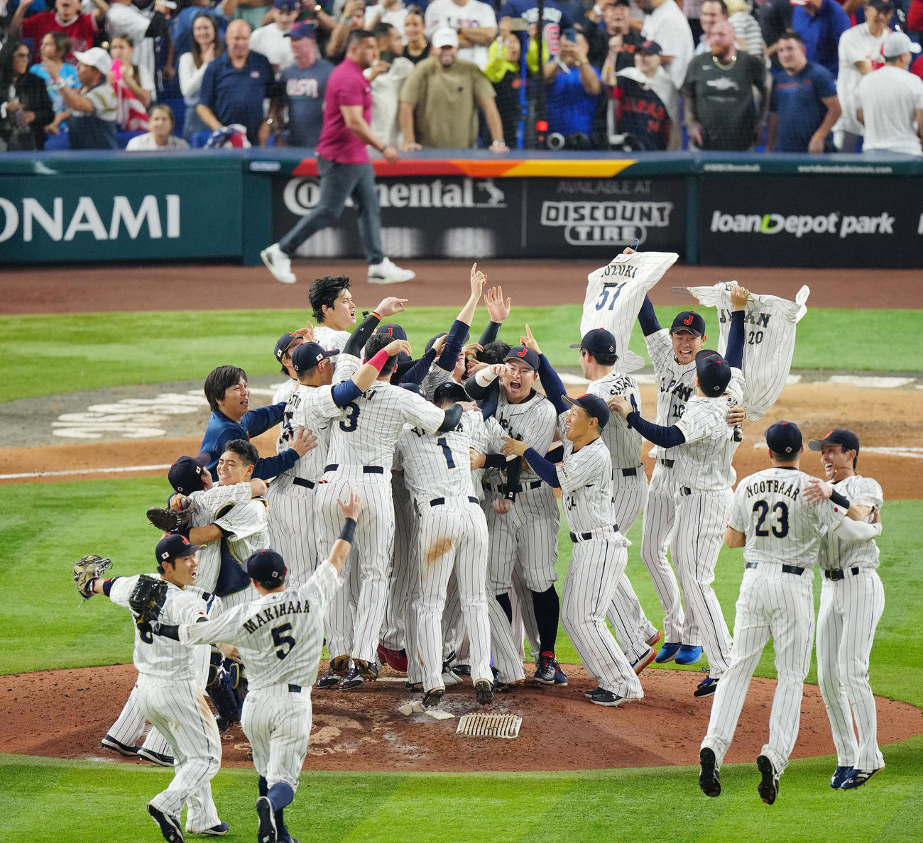 WBC優勝を決めた日本代表は喜びを爆発させる