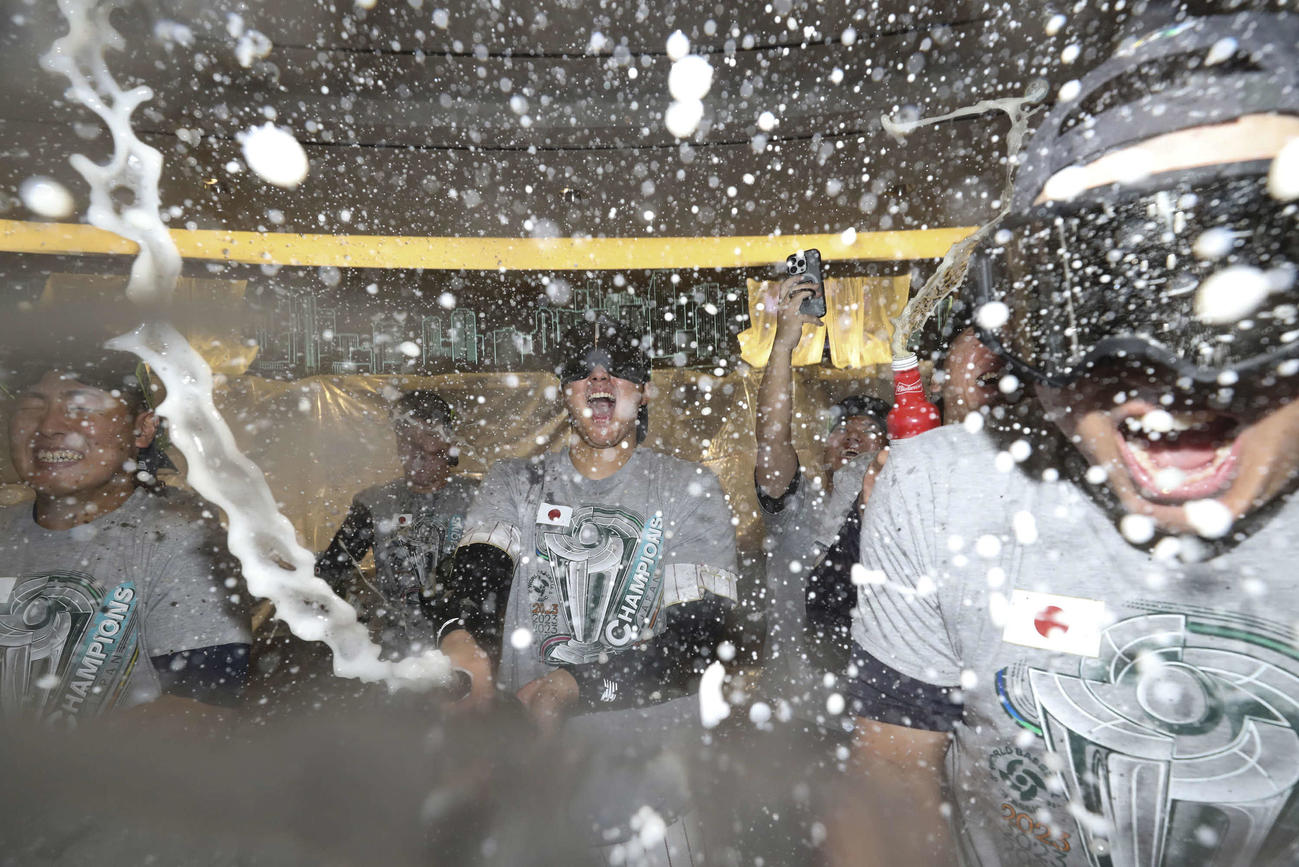WBCで優勝し、仲間とシャンパンファイトする大谷（中央）（AP）