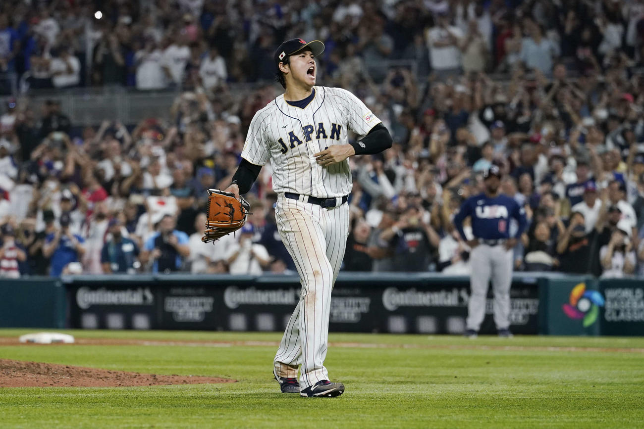 日本対米国　米国に勝利し優勝を決めた大谷はグラブを投げて歓喜する（AP）