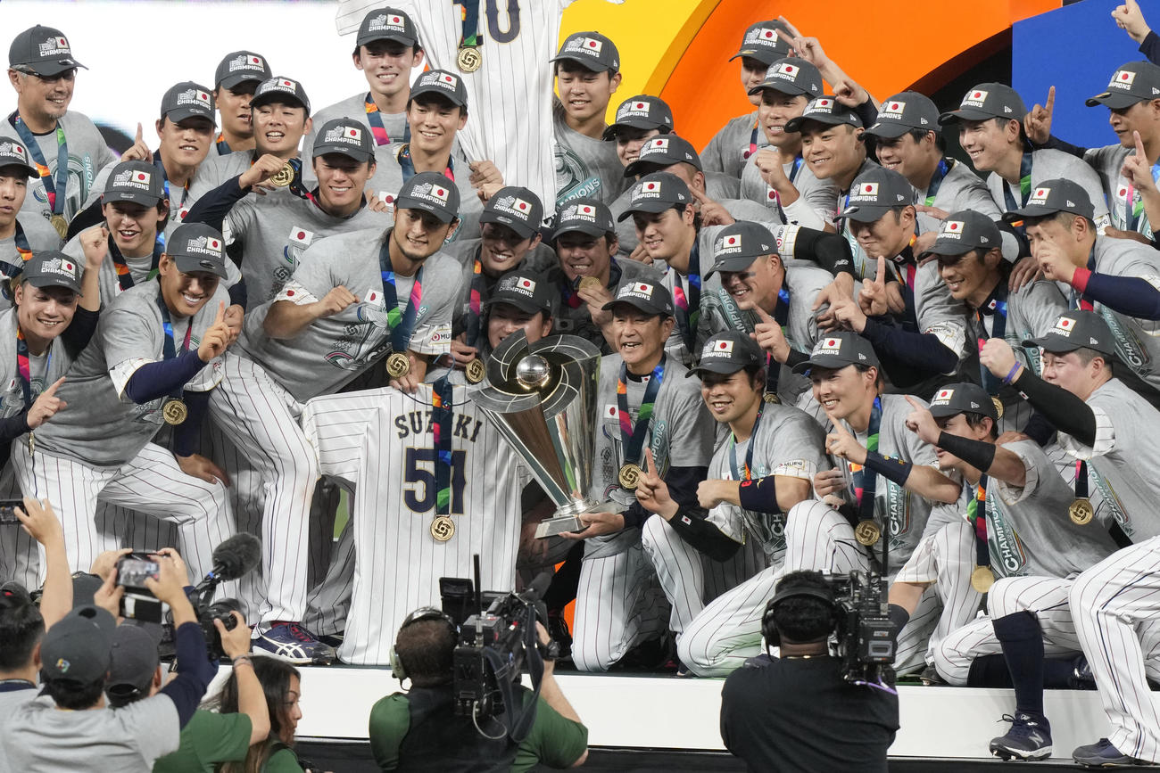 WBCで優勝し、記念撮影する侍ジャパンの選手たち（AP）