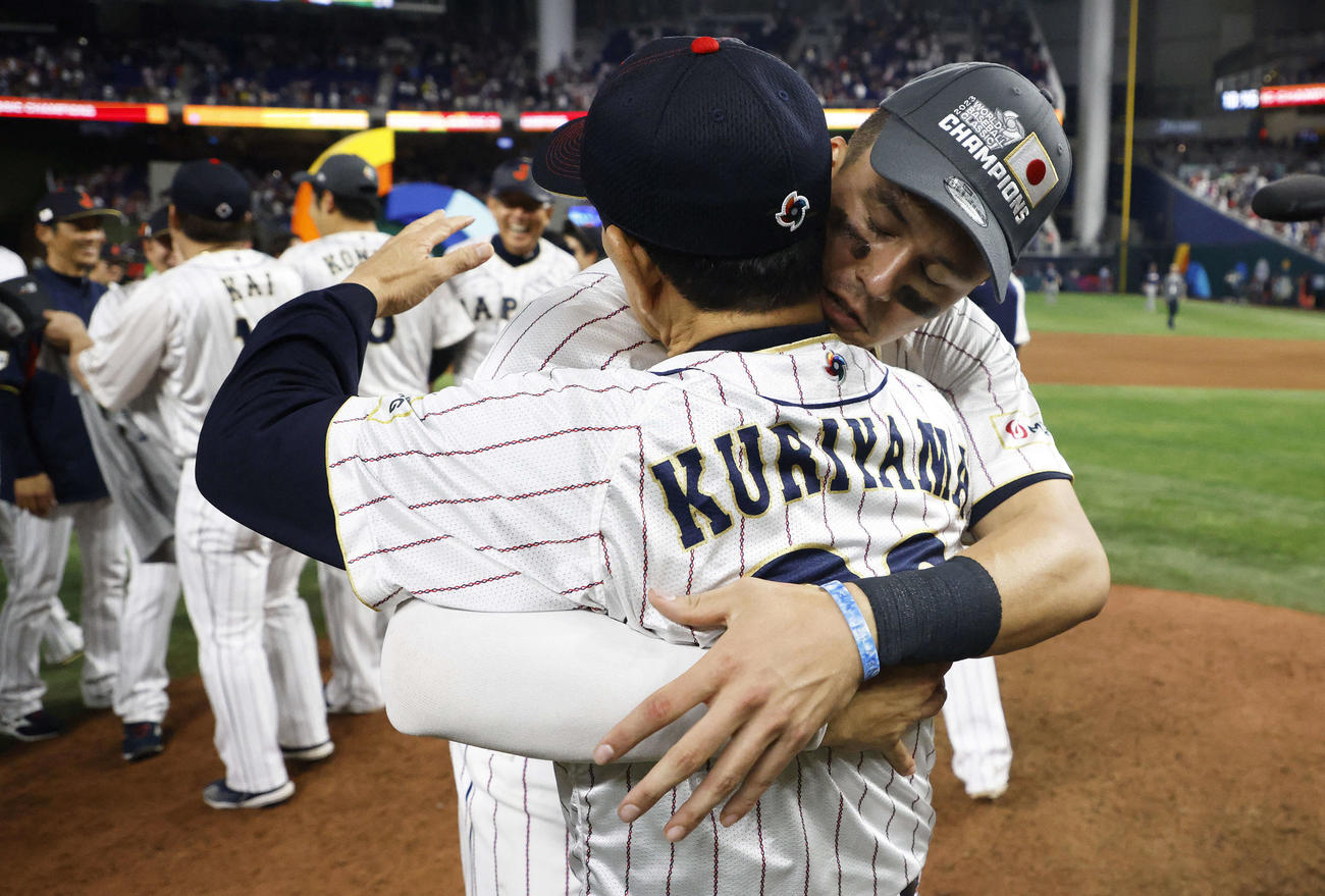 栗山監督（手前）と抱き合うヌートバー（USA TODAY）