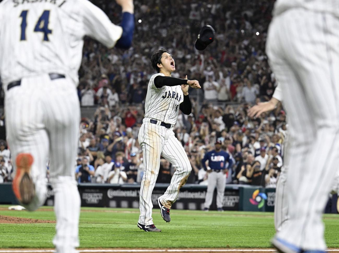 米国を破って優勝を果たし、帽子を投げて喜ぶ日本・大谷（共同）