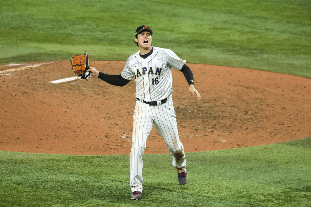 日本対米国　米国に勝利し優勝を決めた大谷はグラブを投げて歓喜する（USA TODAY）