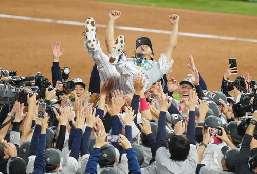 WBC】ダルビッシュがシャンパンファイト「本当に寒かった」冷えた