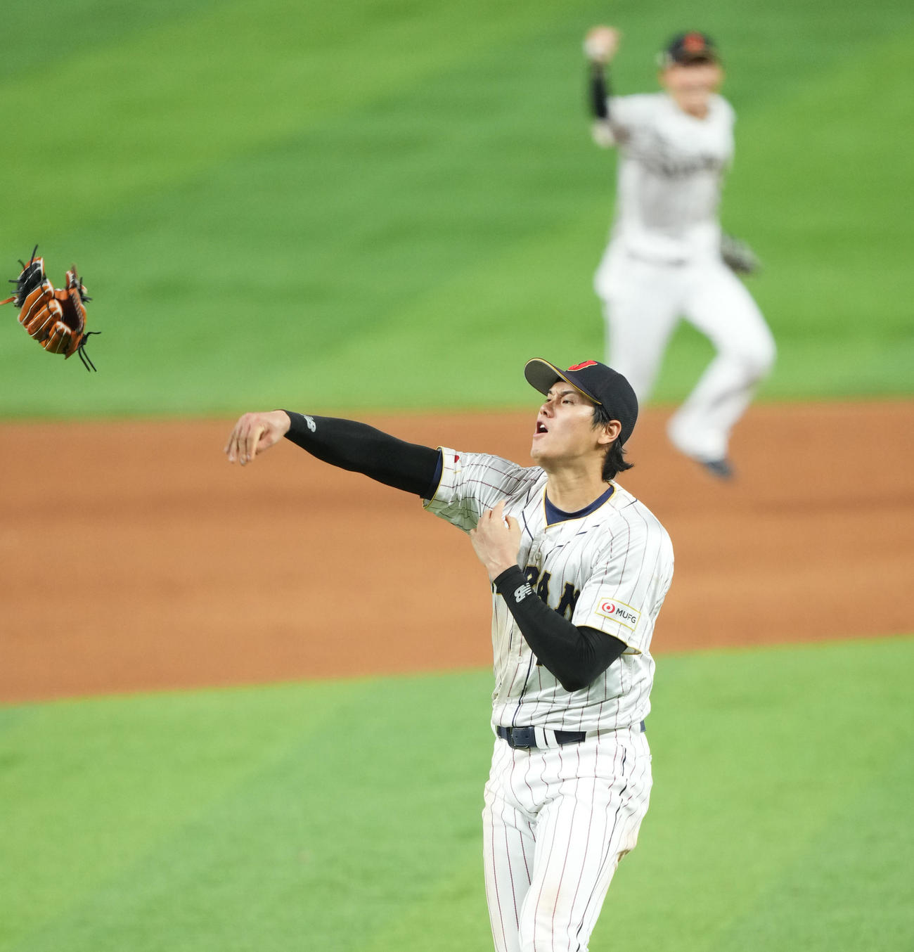 世界一を決め、喜びを爆発させグラブを投げる大谷（撮影・菅敏）