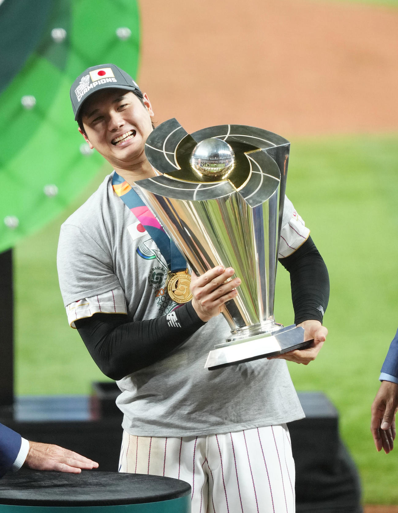 世界一を決め、優勝トロフィーを手に笑顔を見せる大谷（撮影・菅敏）