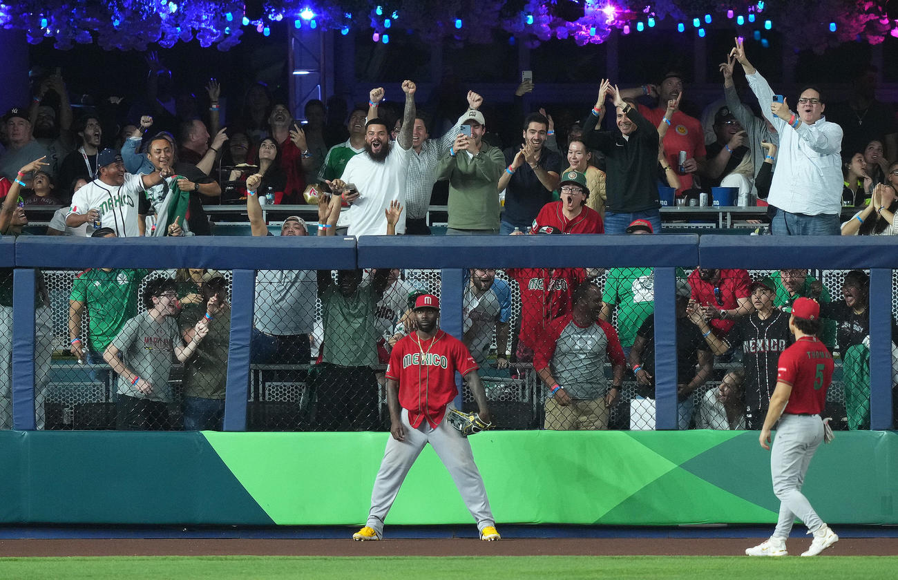 日本対メキシコ　5回裏日本無死、岡本の打球を好捕し、ドヤ顔するアロザレーナ（撮影・菅敏）