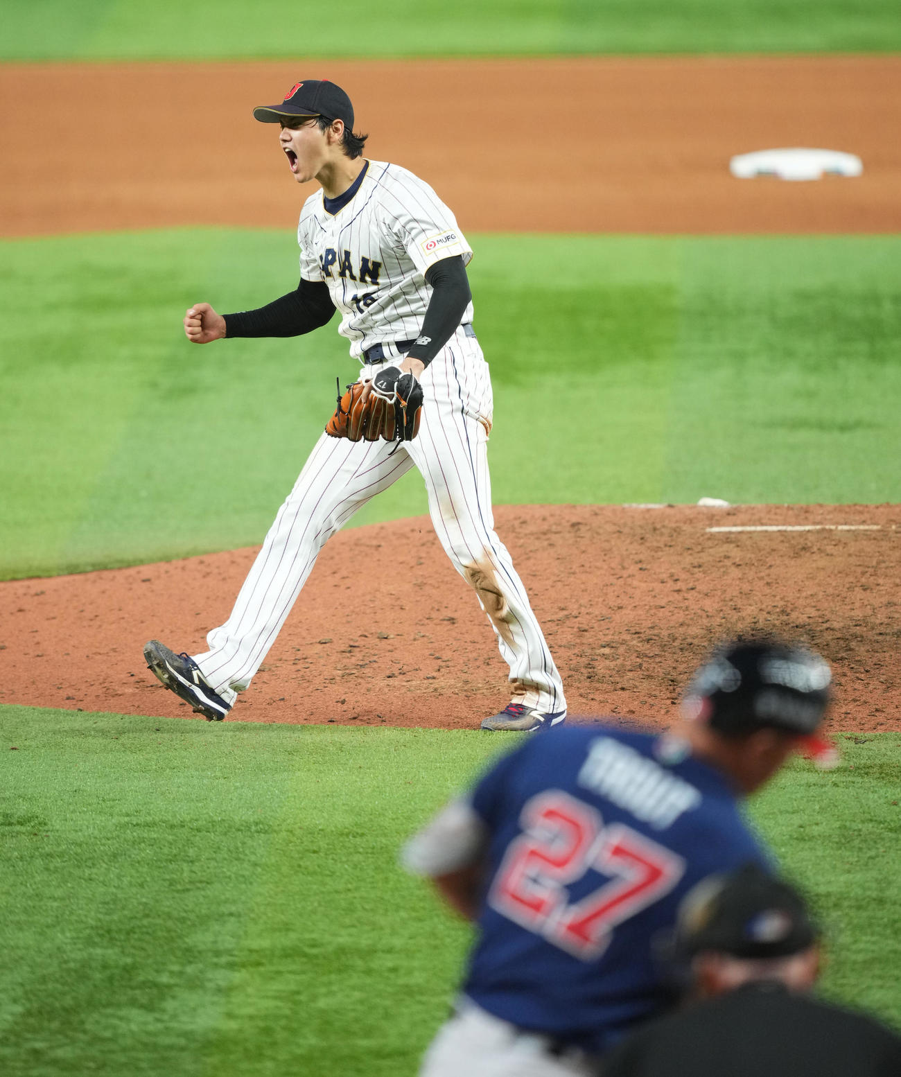 日本対米国　9回、トラウト（手前）を三振に仕留め世界一を決めた大谷（撮影・菅敏）