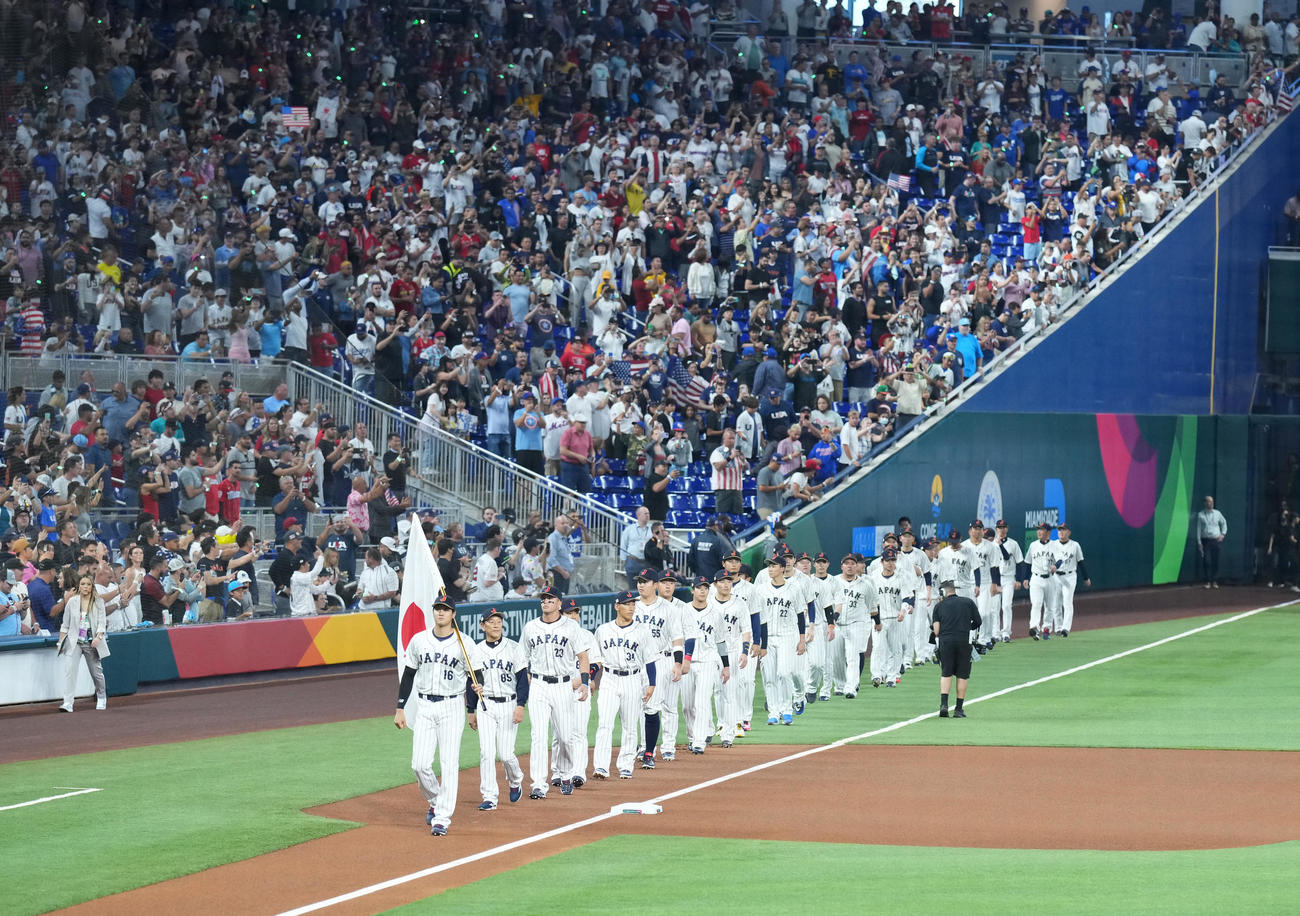 日本対米国　セレモニーで旗手を務め、チームの先頭で入場する大谷（左端）（撮影・菅敏）