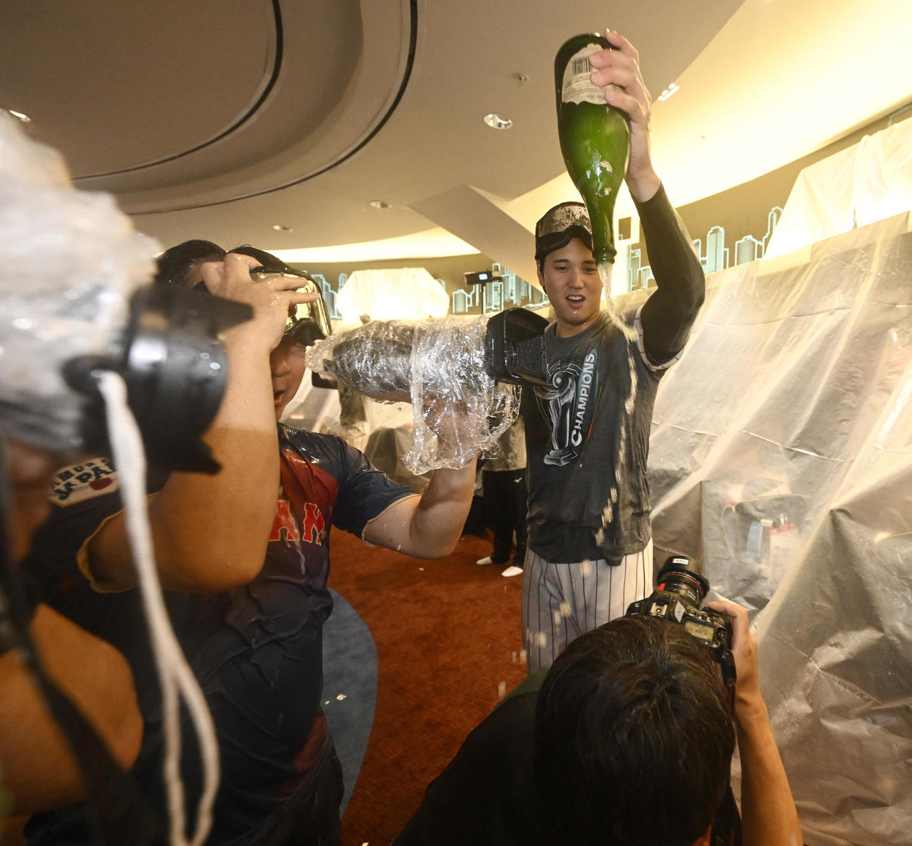 試合後のビールかけを楽しむ大谷