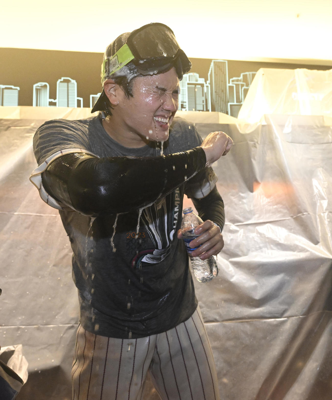 試合後のビールかけを楽しむ大谷