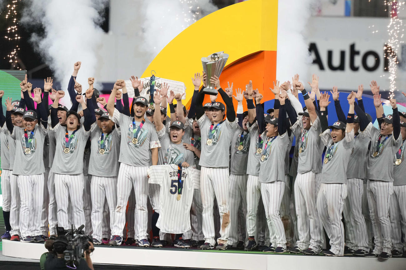 3大会ぶりに世界一となり優勝トロフィーを掲げる大谷（中央）ら日本の選手たち（AP）