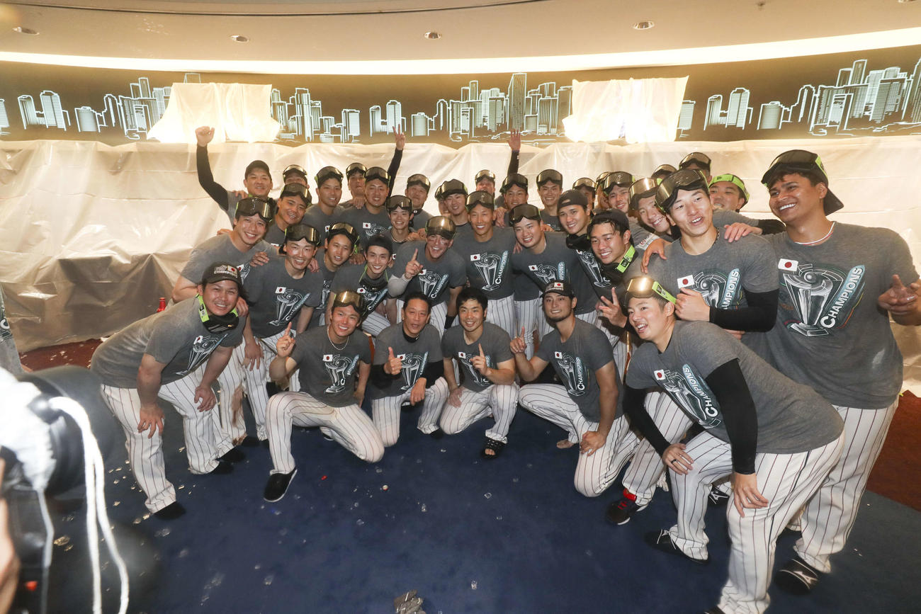 シャンパンファイトで記念撮影する日本の選手たち（AP）