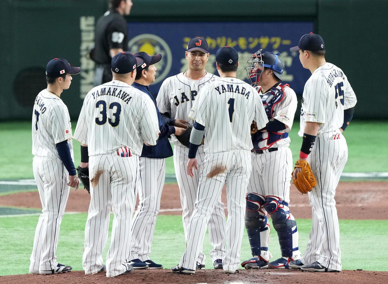 日本対チェコ　4回表途中からマウンドに上がり笑顔を見せる宇田川（中央）（2023年3月11日撮影）