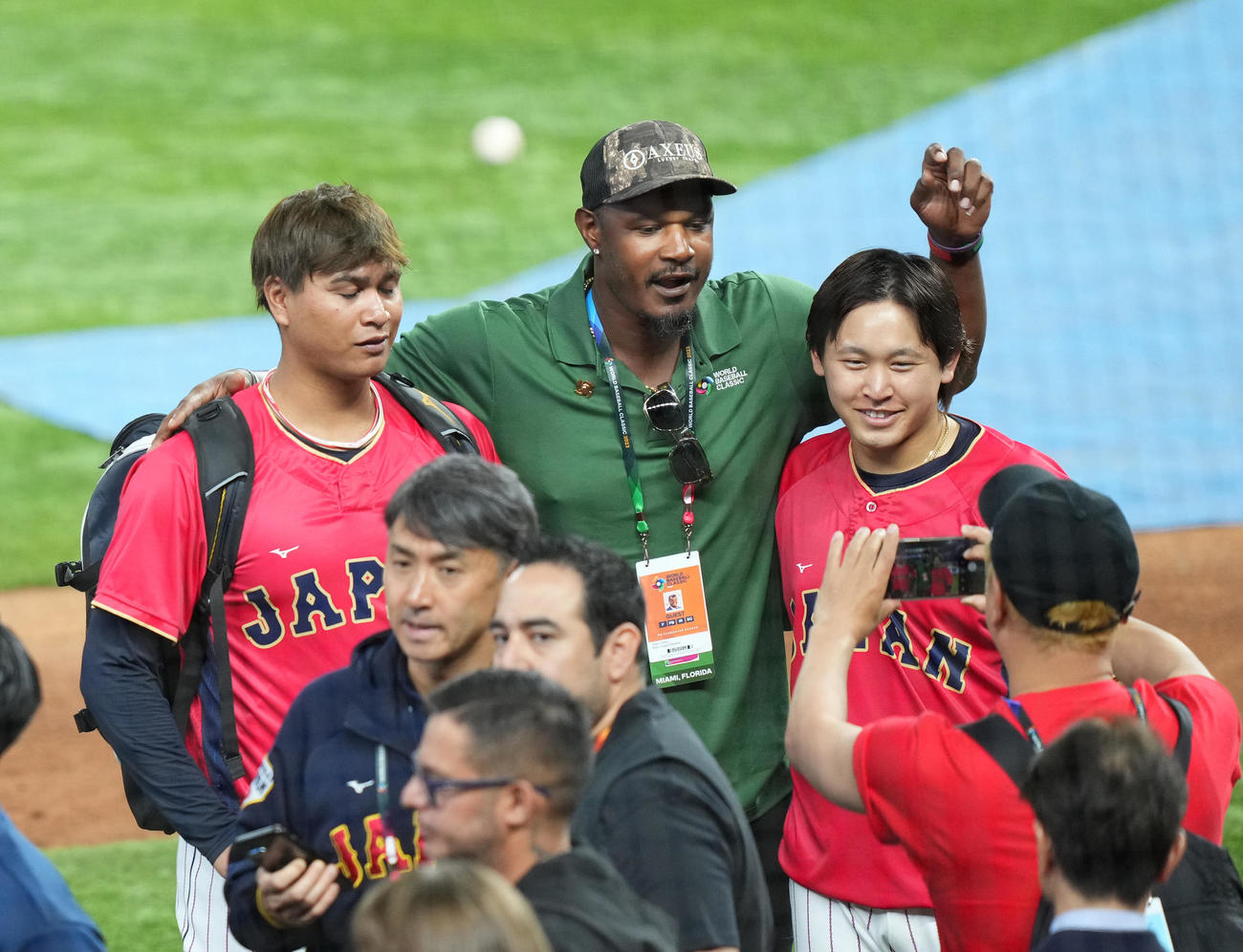 日本対メキシコ　アダム・ジョーンズ（中央）と記念写真に納まる宇田川（左）と宮城（2023年3月20日撮影）