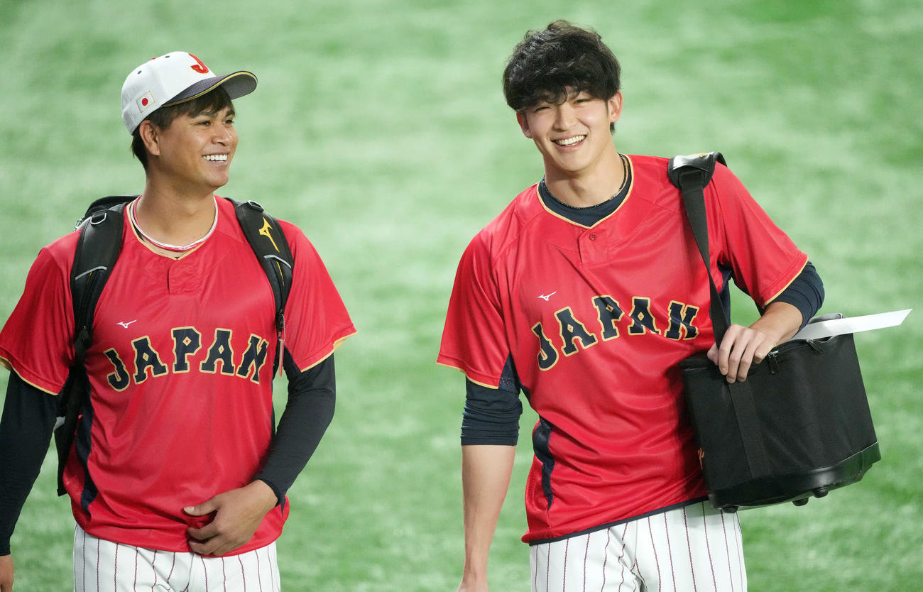 日本対イタリア　練習前、笑顔で話す山崎（右）と宇田川（2023年3月16日撮影）
