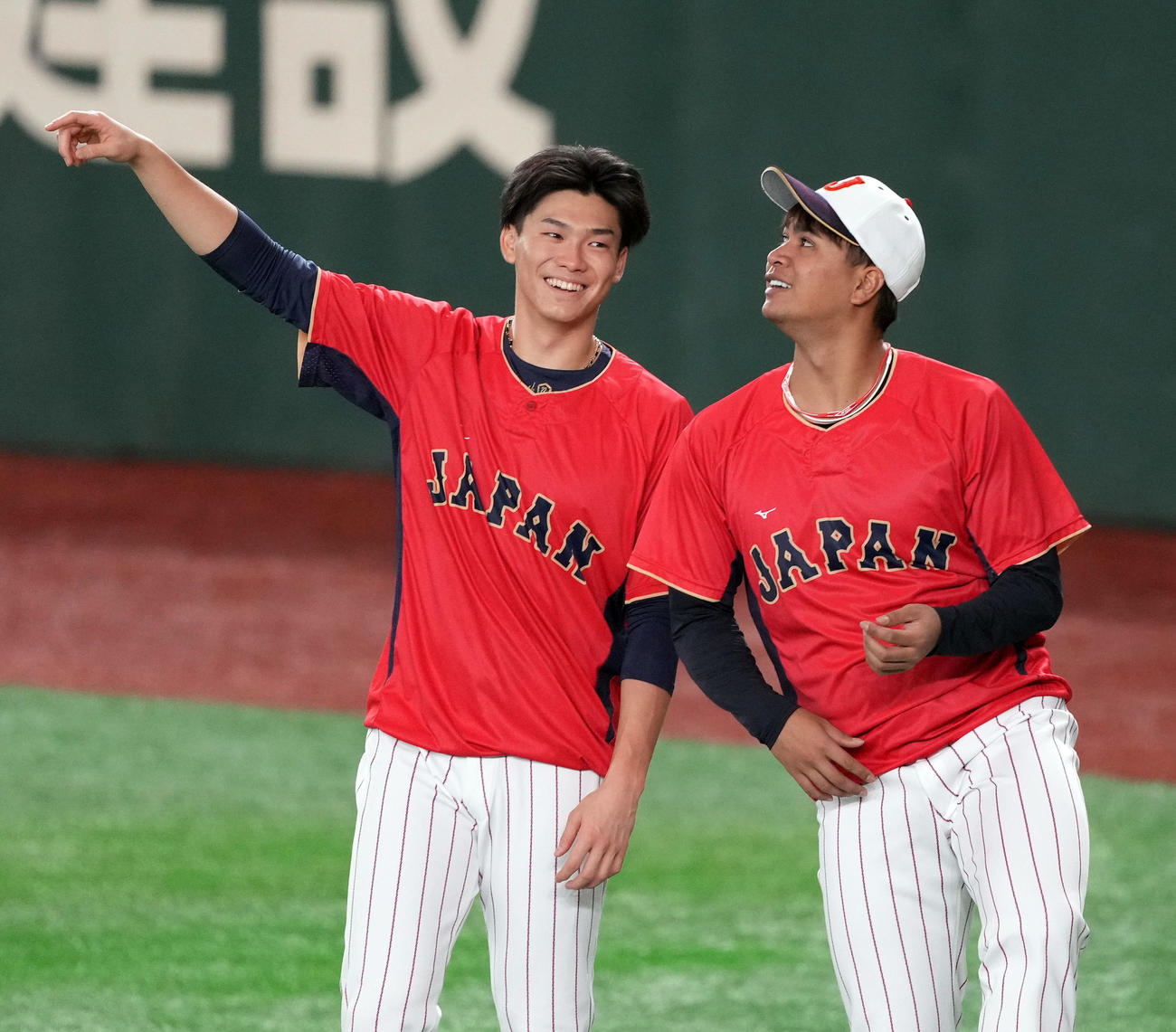 練習中、笑顔を見せる湯浅（左）と宇田川（2023年3月14日撮影）