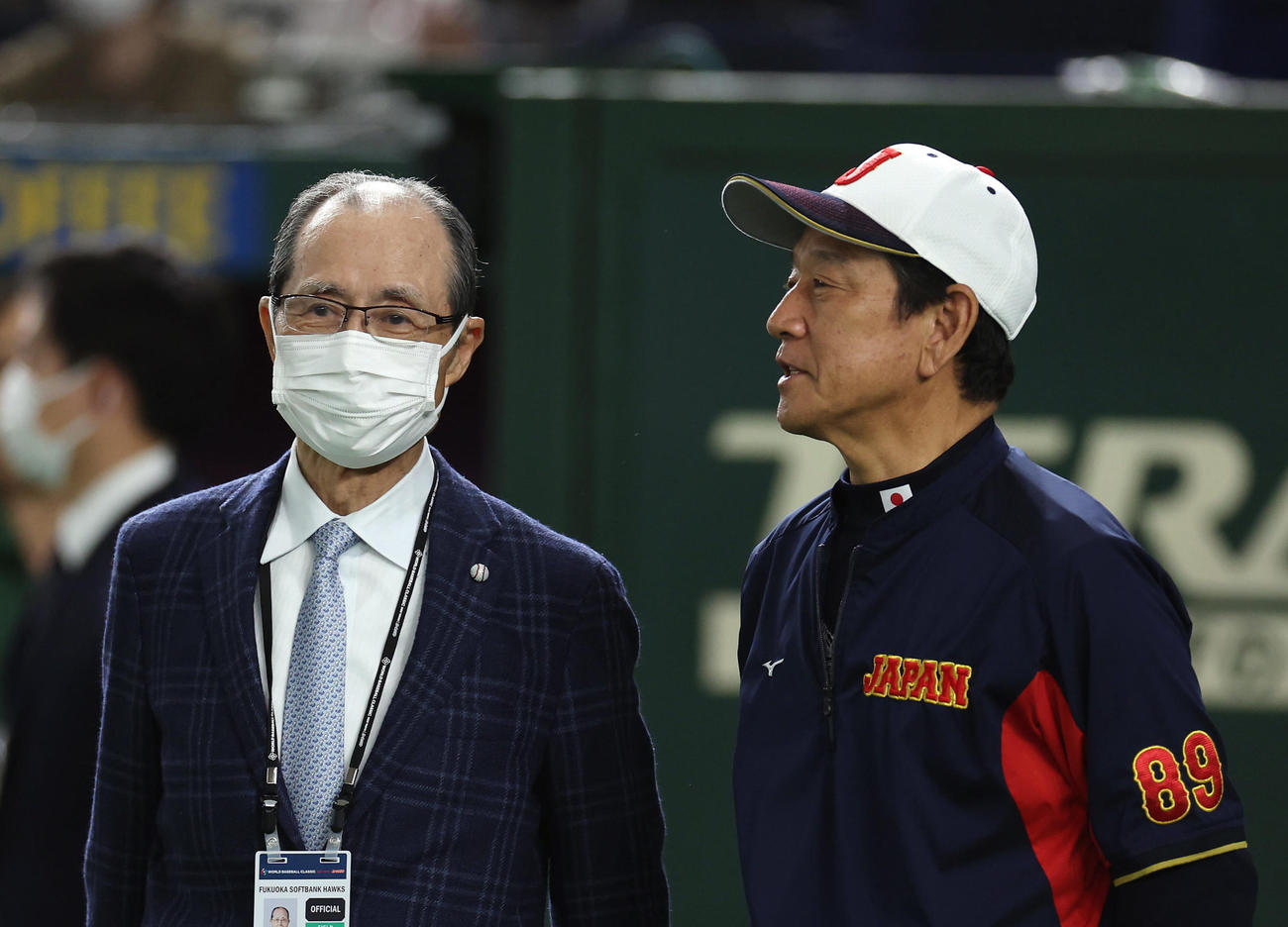 日本対中国　試合前、ソフトバンク王貞治会長（左）と言葉を交わす栗山監督（2023年3月9日撮影）