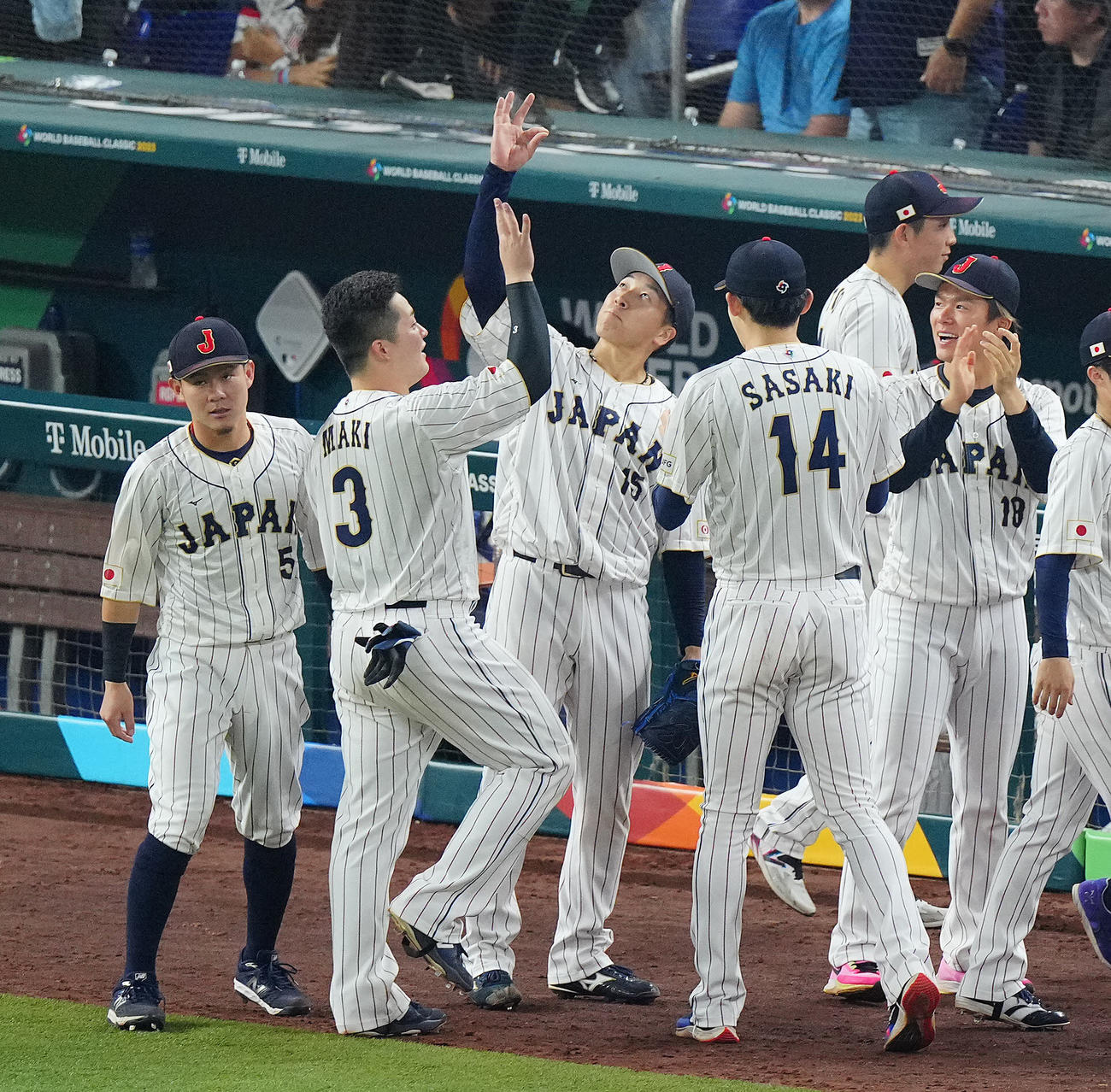 日本対米国　7回表米国の攻撃を無失点に抑えポーズを決める大勢（中央右）と牧（同左）（撮影・垰建太）