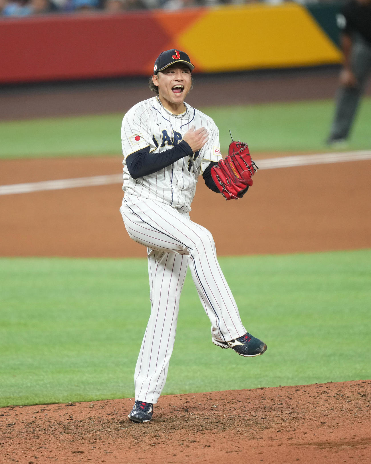 日本対米国　6回に登板しこのイニングを投げ終えた伊藤は、雄たけびを上げる（撮影・菅敏）
