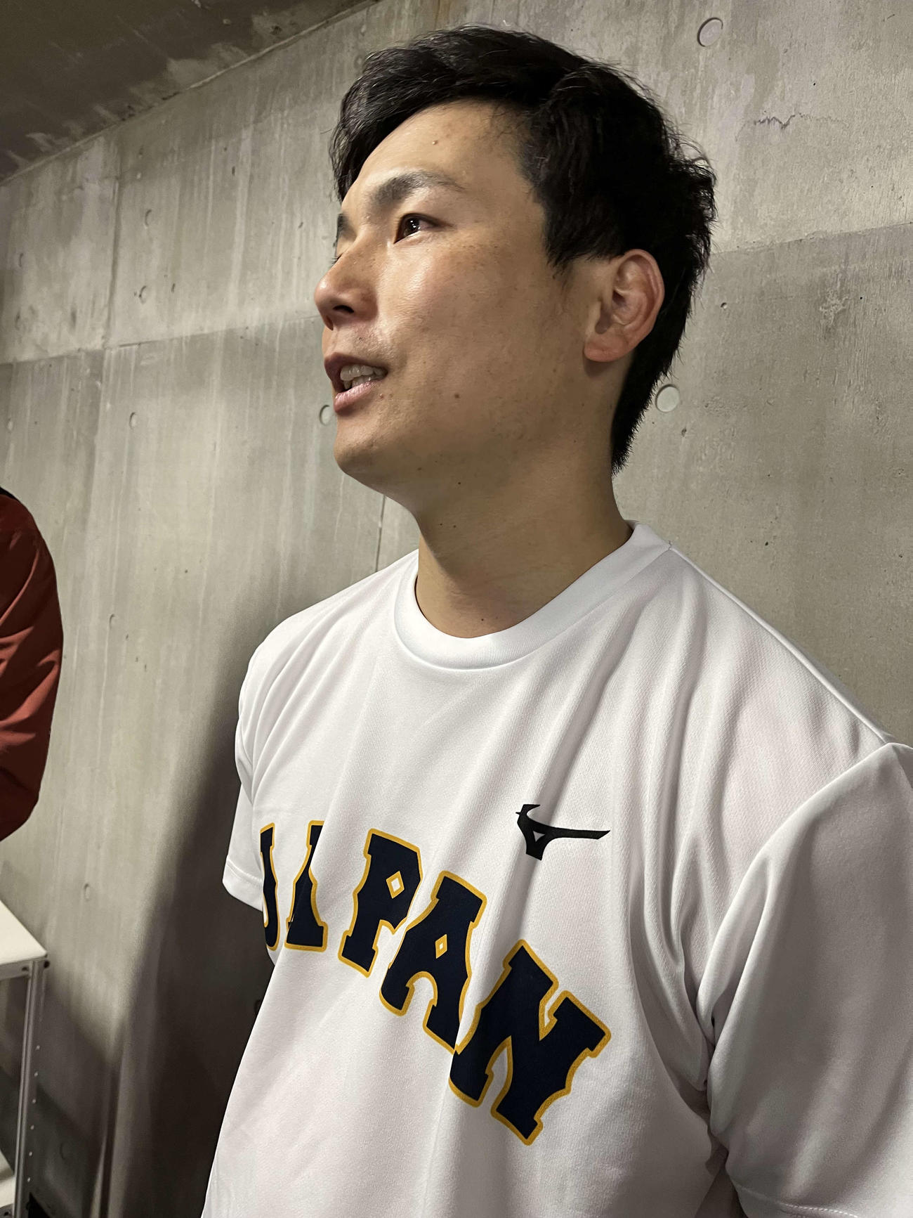 侍ジャパンのTシャツを着てWBC優勝についてコメントする広島栗林（撮影・前原淳）