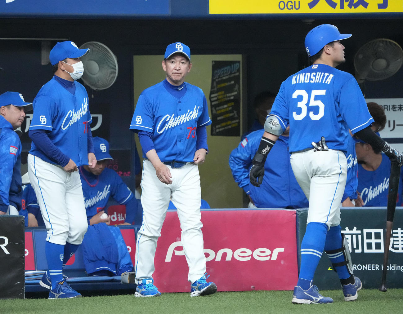オリックス対中日戦　5回表中日攻撃終了、選手交代を告げる立浪監督（中央）（撮影・森本幸一）
