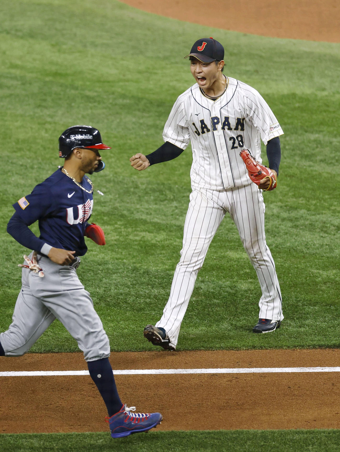 5回、2死一、二塁のピンチを切り抜け雄たけびを上げる高橋宏（共同）