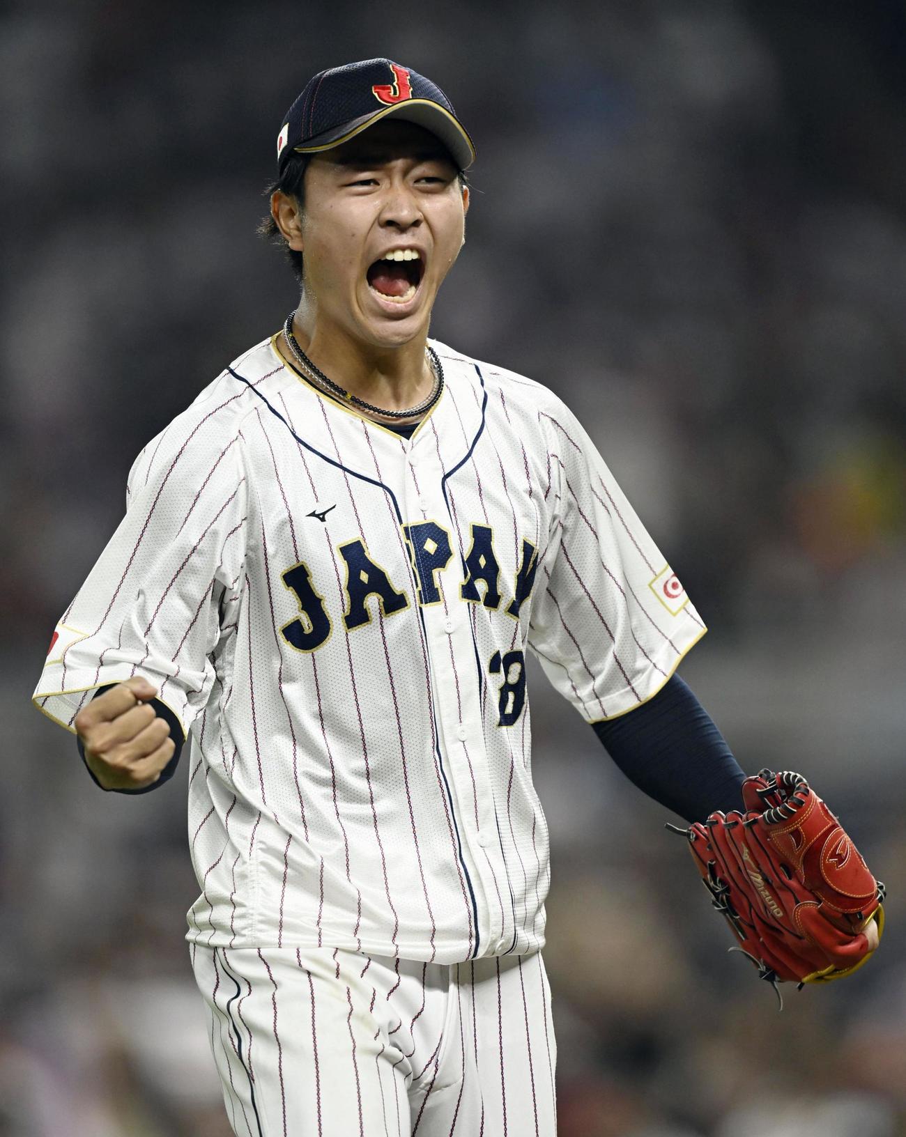 5回、2死一、二塁のピンチを切り抜け雄たけびを上げる高橋宏（共同）