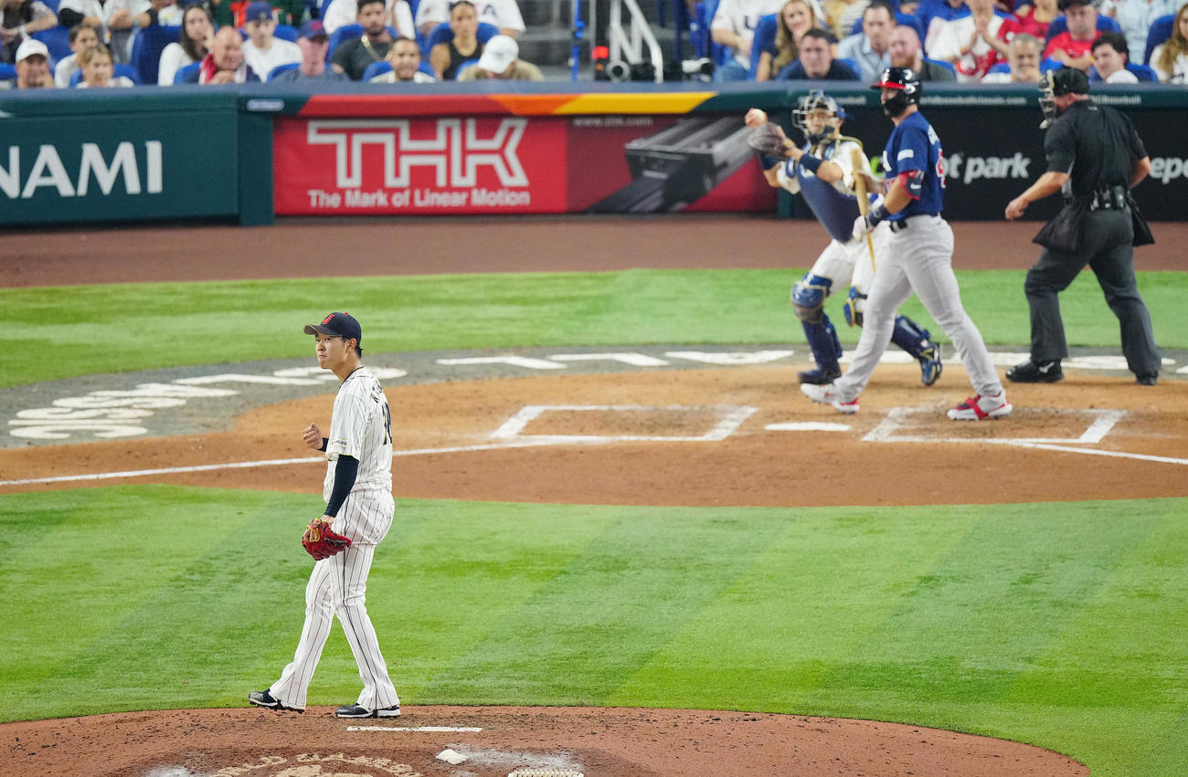 日本対米国　5回表米国1死一塁、ゴールドシュミットを三振に仕留めガッツポーズする高橋宏（撮影・垰建太）