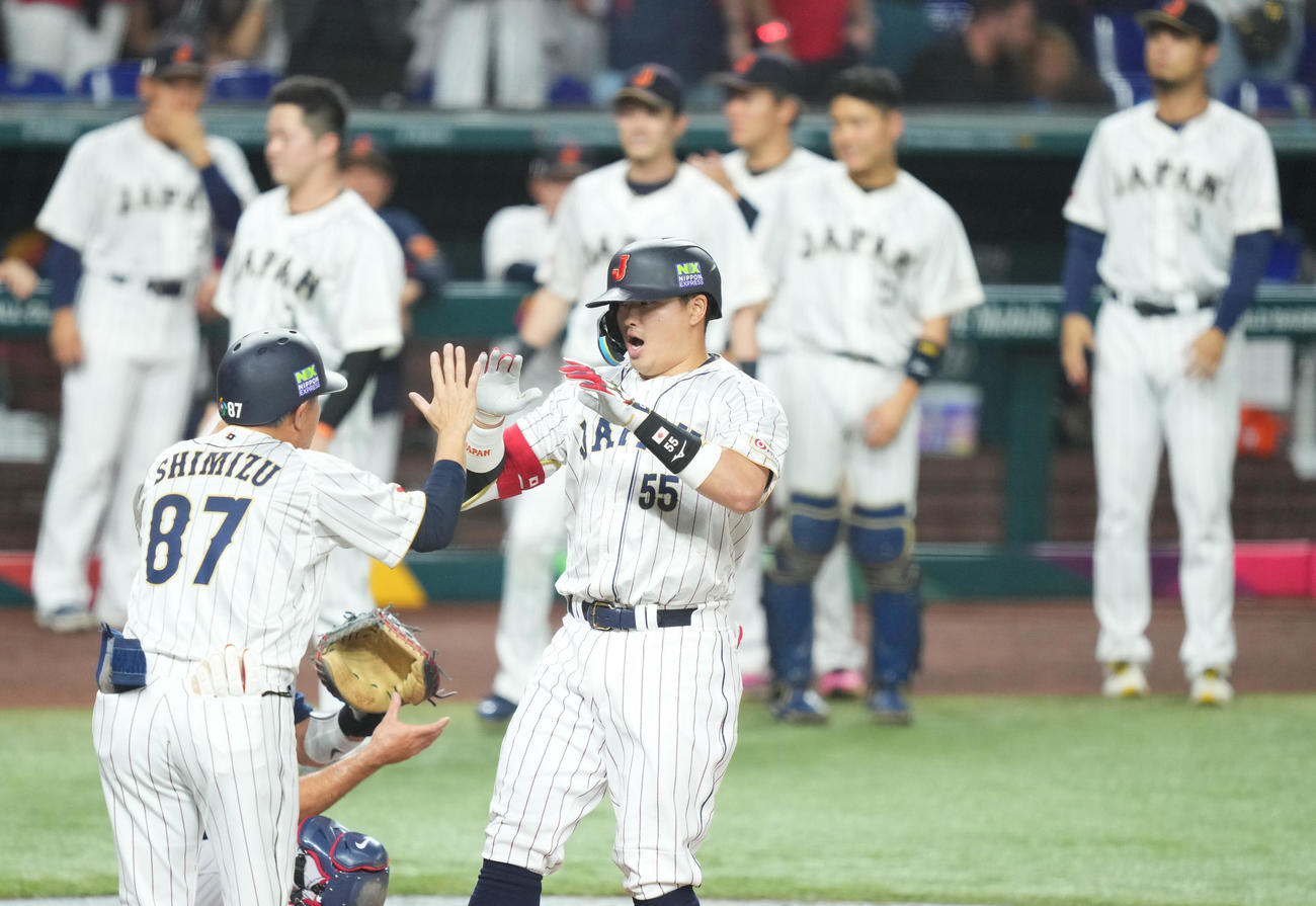 日本対米国　2回裏日本無死、右越えに同点の本塁打を放ち、迎えられる村上（右）（撮影・菅敏）