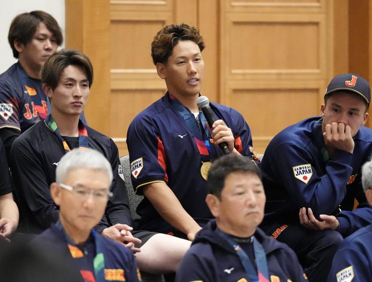 優勝し、記者会見で質問に答える吉田＝マイアミ（共同）