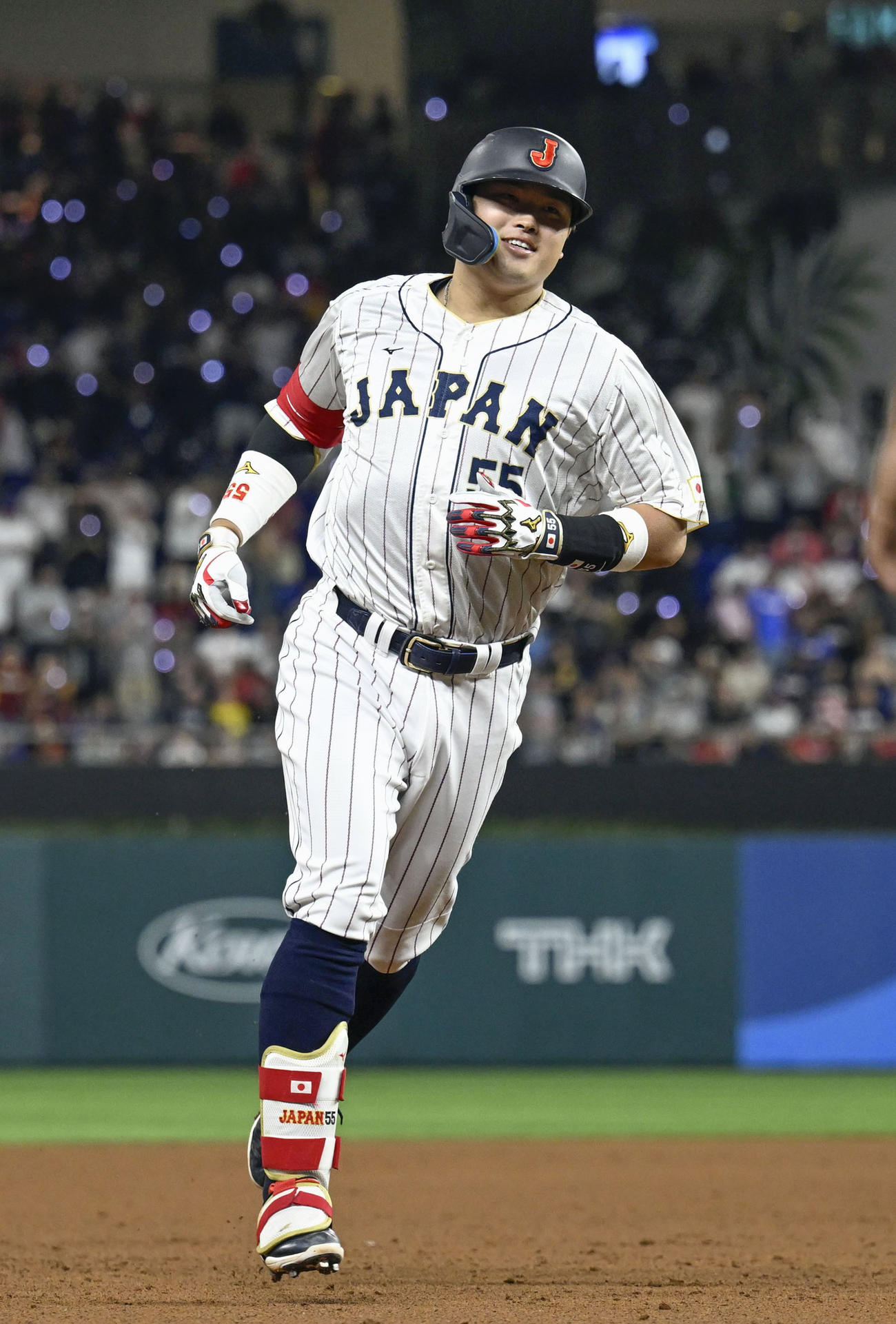 2回、同点ソロを放ち笑顔で塁を回る村上宗隆（共同）