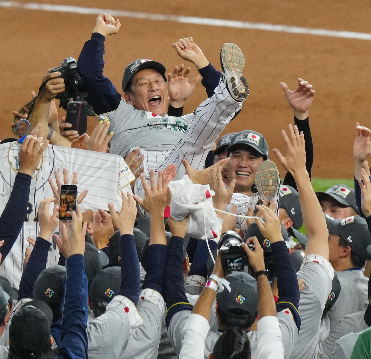 日本対米国　優勝し大谷（右）ら選手たちから胴上げされる栗山監督（撮影・垰建太）