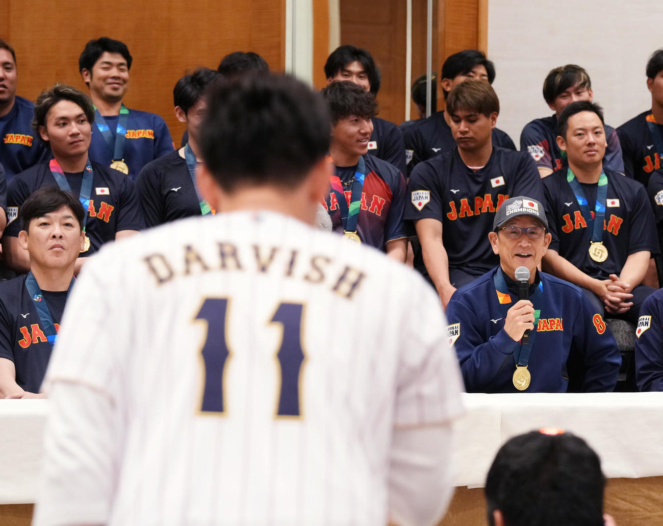 世界一を決め会見で杉谷氏（手前）の質問に答える栗山監督（右下）（撮影・菅敏）