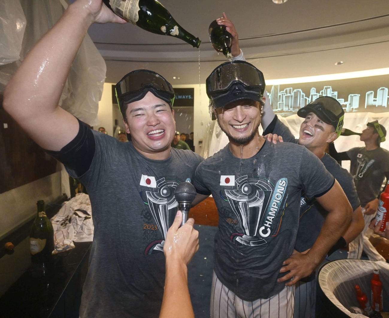 シャンパンファイトで盛り上がる、左から村上、ダルビッシュ、ヌートバー（代表撮影）