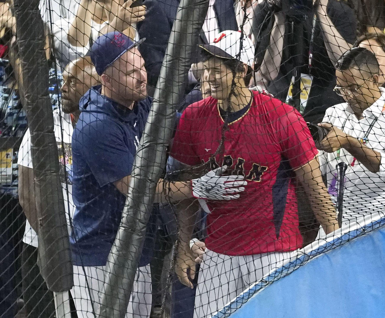 WBC決勝の試合前、米国のトラウト（左）と談笑する大谷（共同）