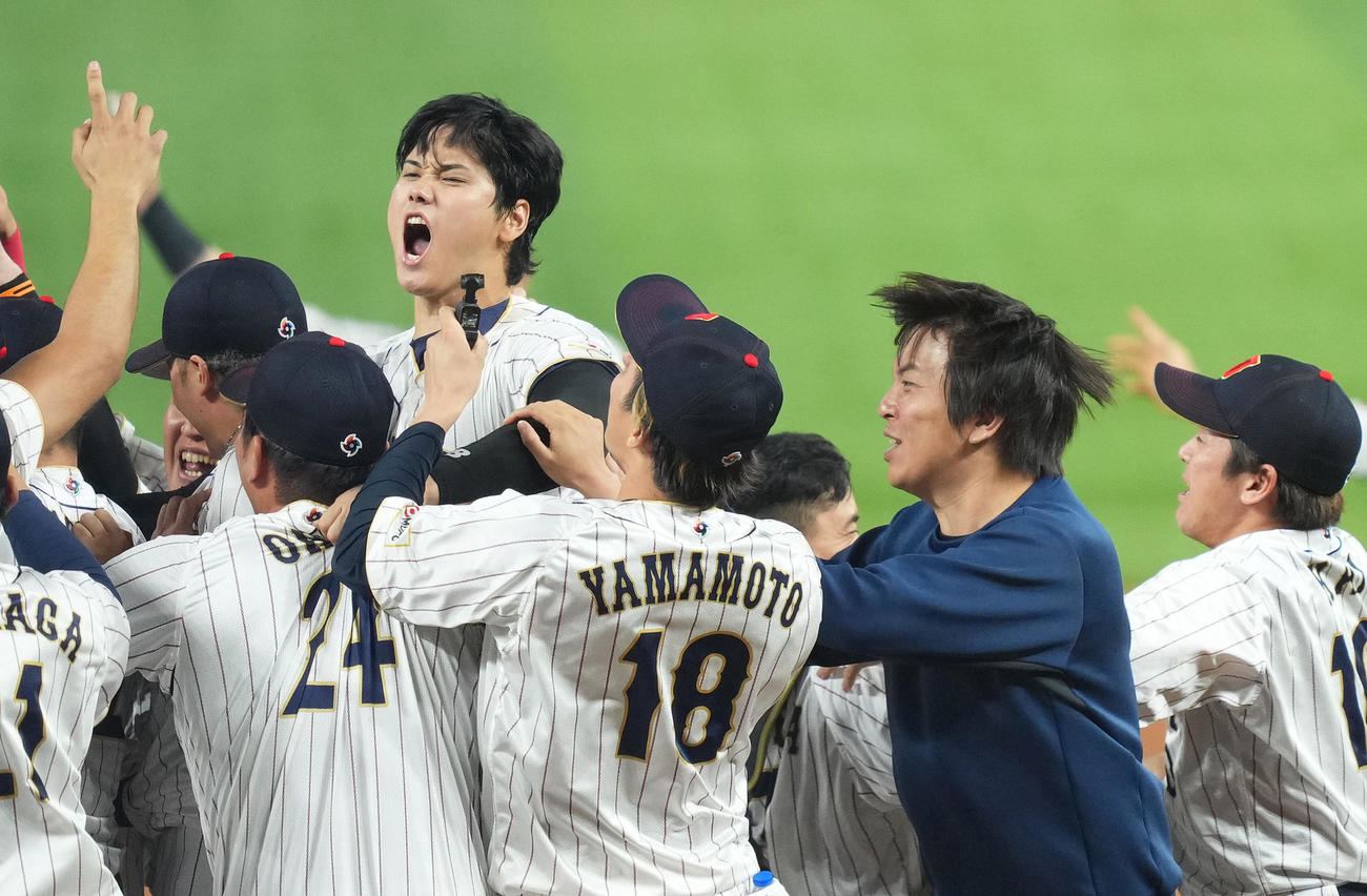 世界一を決め、歓喜の輪に加わる水原通訳（右から2人目）と大谷（奥）（撮影・菅敏）