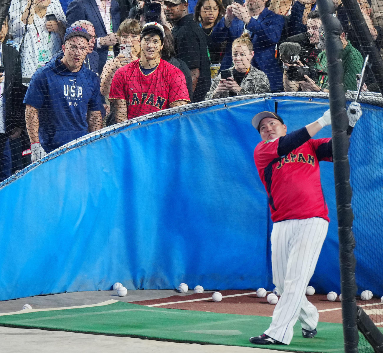 日本対米国　試合前、山川（右）の打撃練習を見ながら談笑するトラウト（左）と大谷（撮影・垰建太）