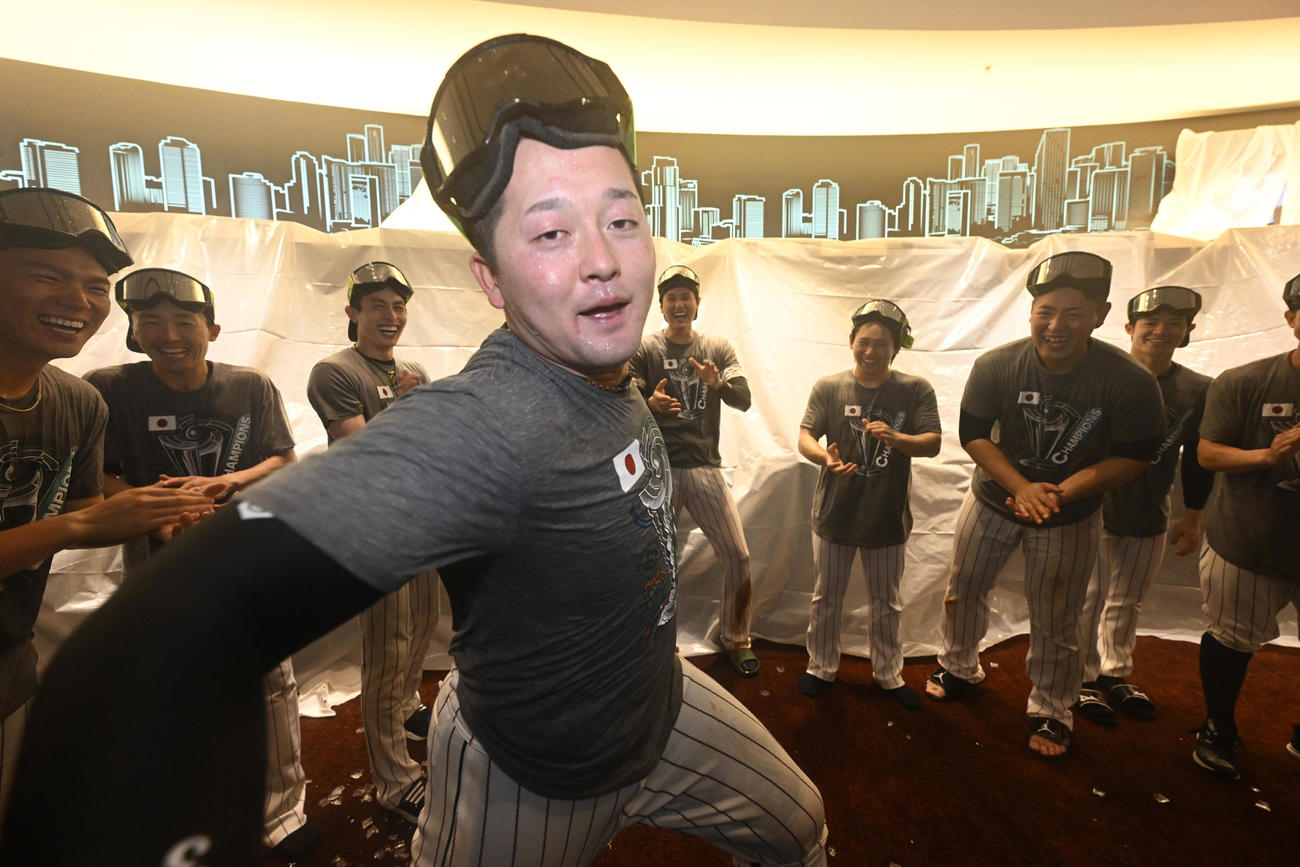 試合後のビールかけを楽しむ牧（中央）と見つめる選手たち。左から山本、源田、周東、1人おいて大谷、宮城、岡本、中野