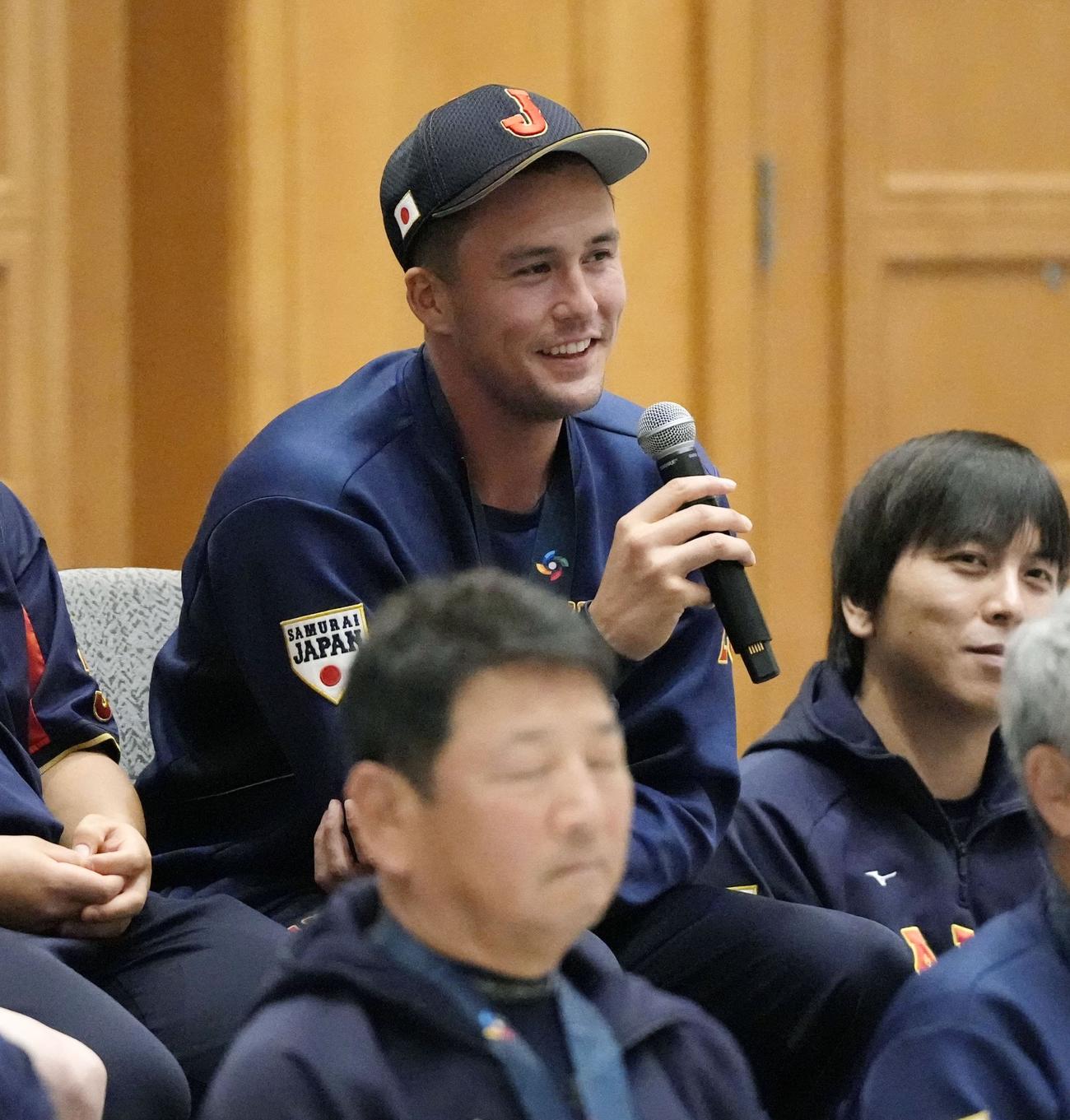 優勝し、記者会見で質問に答えるヌートバー（共同）