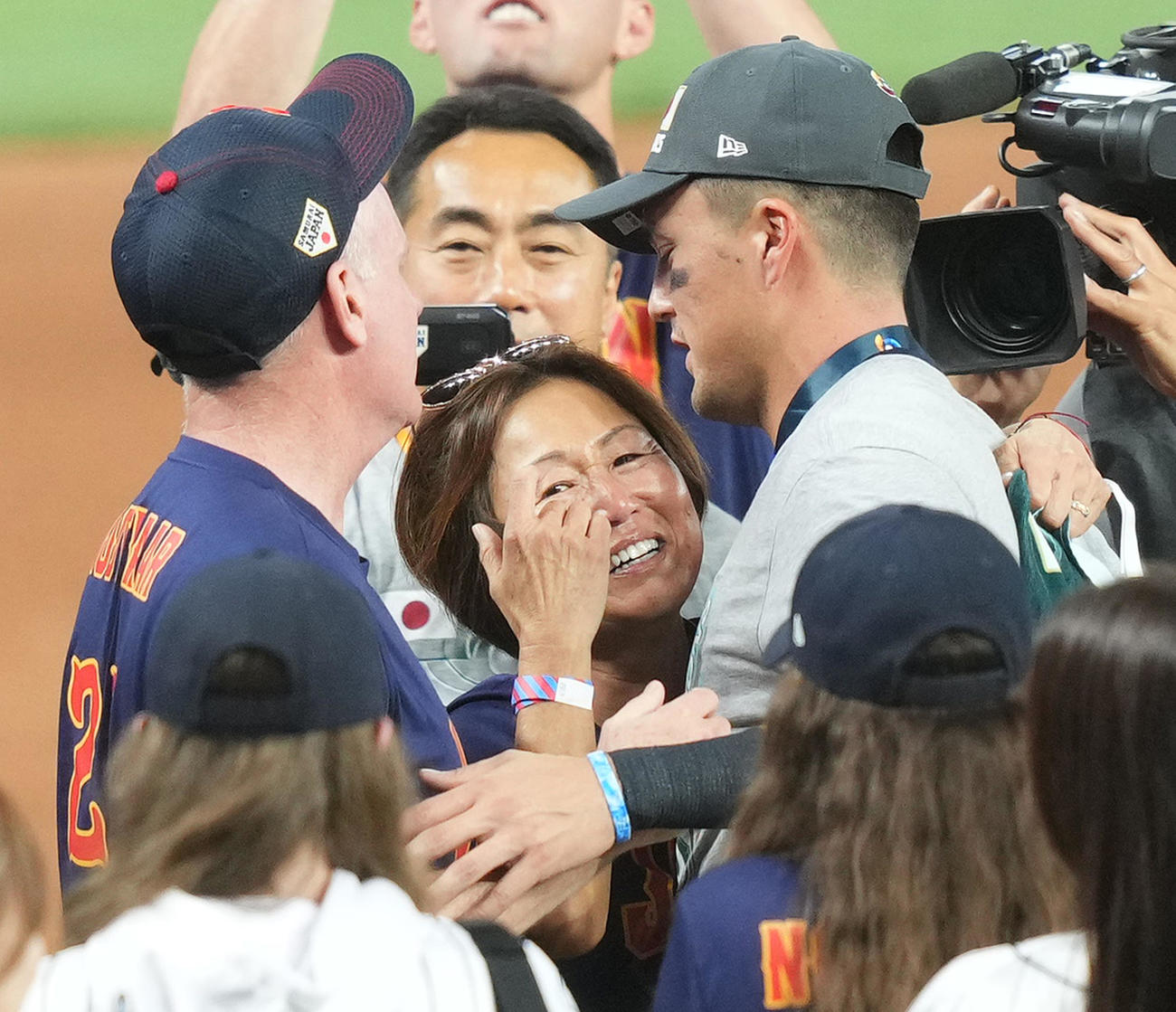 世界一を決め、母の久美子さん（中央）と父のチャーリーさん（左）に祝福されるヌートバー（撮影・菅敏）
